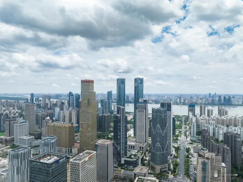 南昌楼市：2026年1‑5月至8月12日，南昌房价天花板板块纷纷走弱。凤凰洲