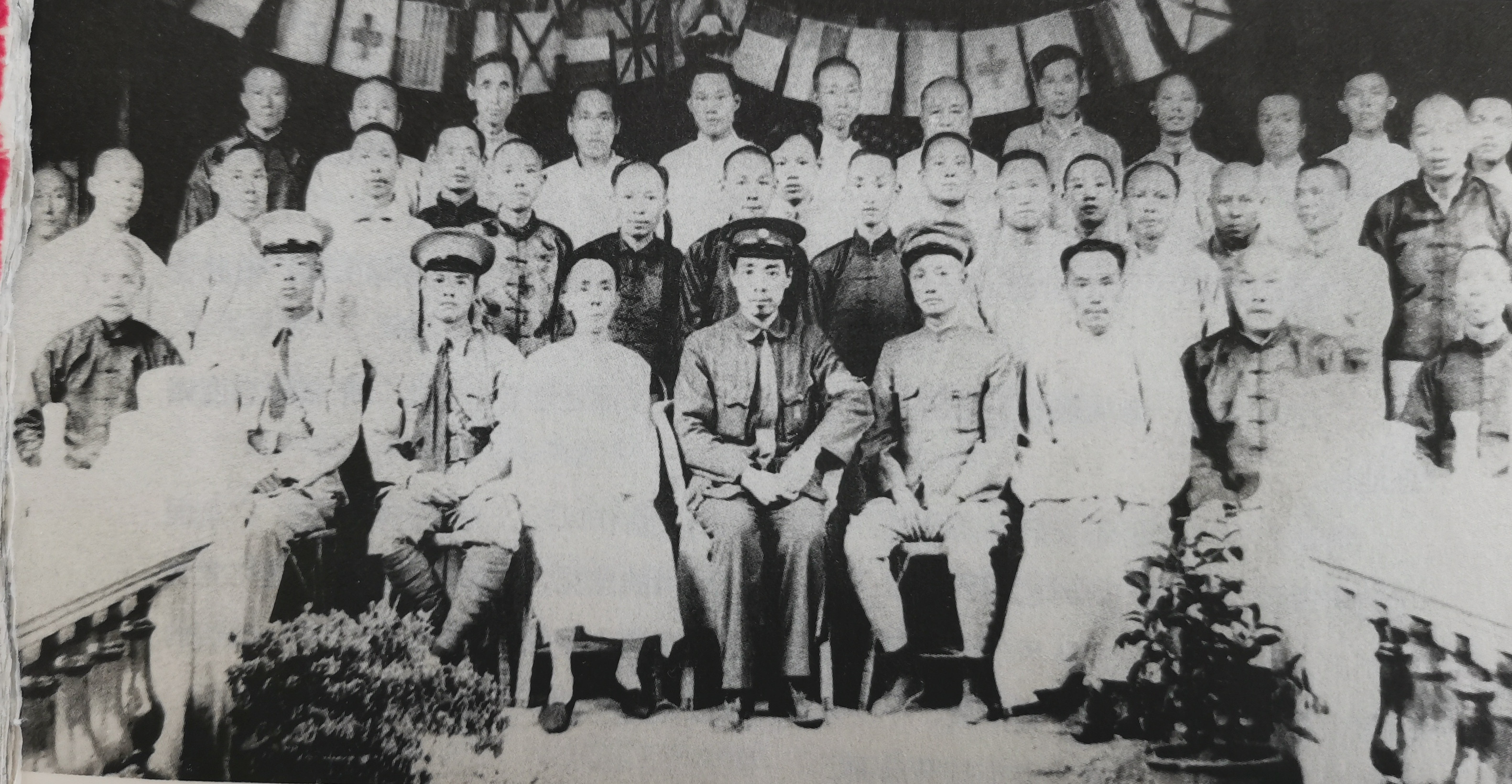 1925年4月，黄埔军校东征军胜利凯旋，留下一张珍贵合影。合影前排C位那位，后来