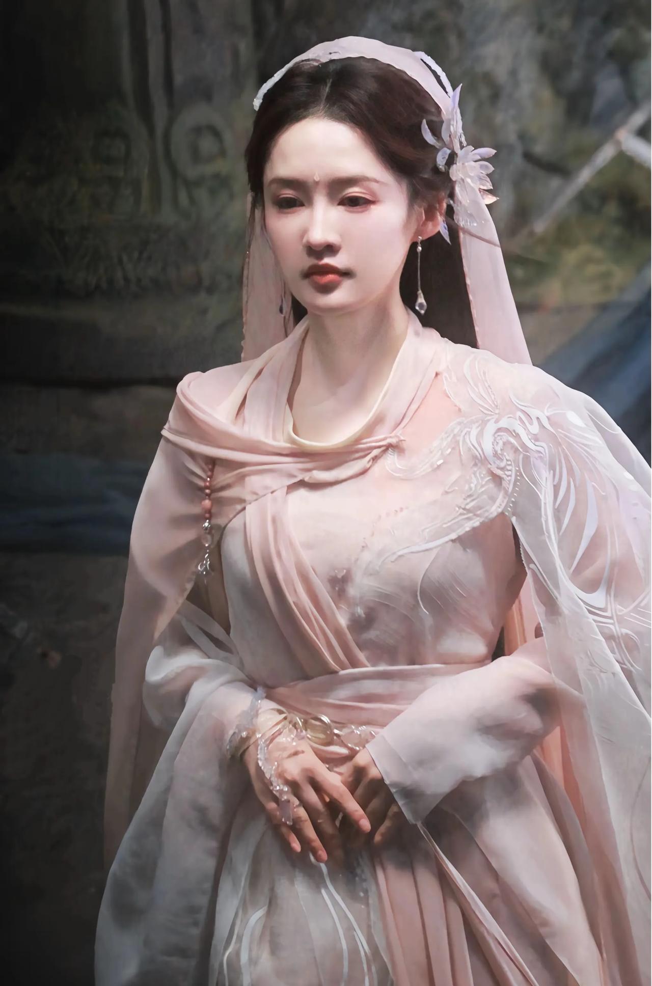 咸鱼飞升｜李沁粉嫩妆造也阻挡不了温柔清冷相#演员美女##李沁咸鱼飞升路透#