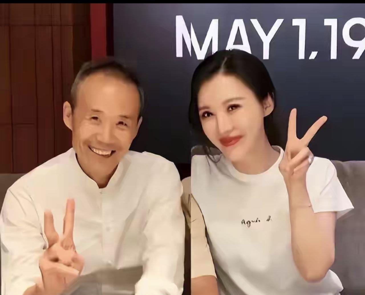 王石现在可能正盯着账户余额，手心里一层薄汗。五到十个亿，一半。这不是数字，是