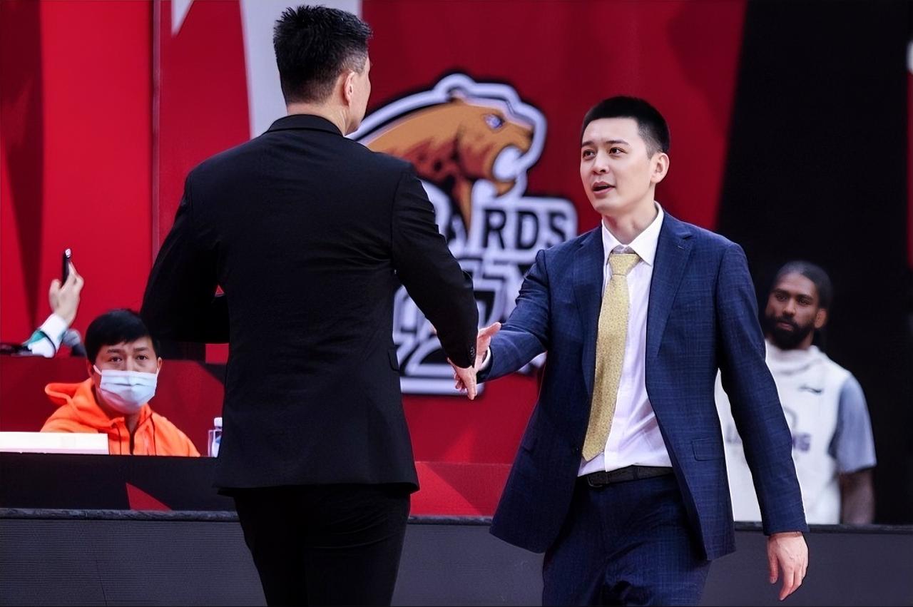 杨鸣：锋哥，你们落后上海队一度奔50多分去了吧？？？也得亏上海队收手了。杜锋：