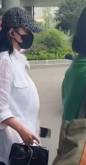 一觉醒来就看到阿娇上热搜！评论区炸开了锅。就在昨天，有网友拍到香港明星阿娇，