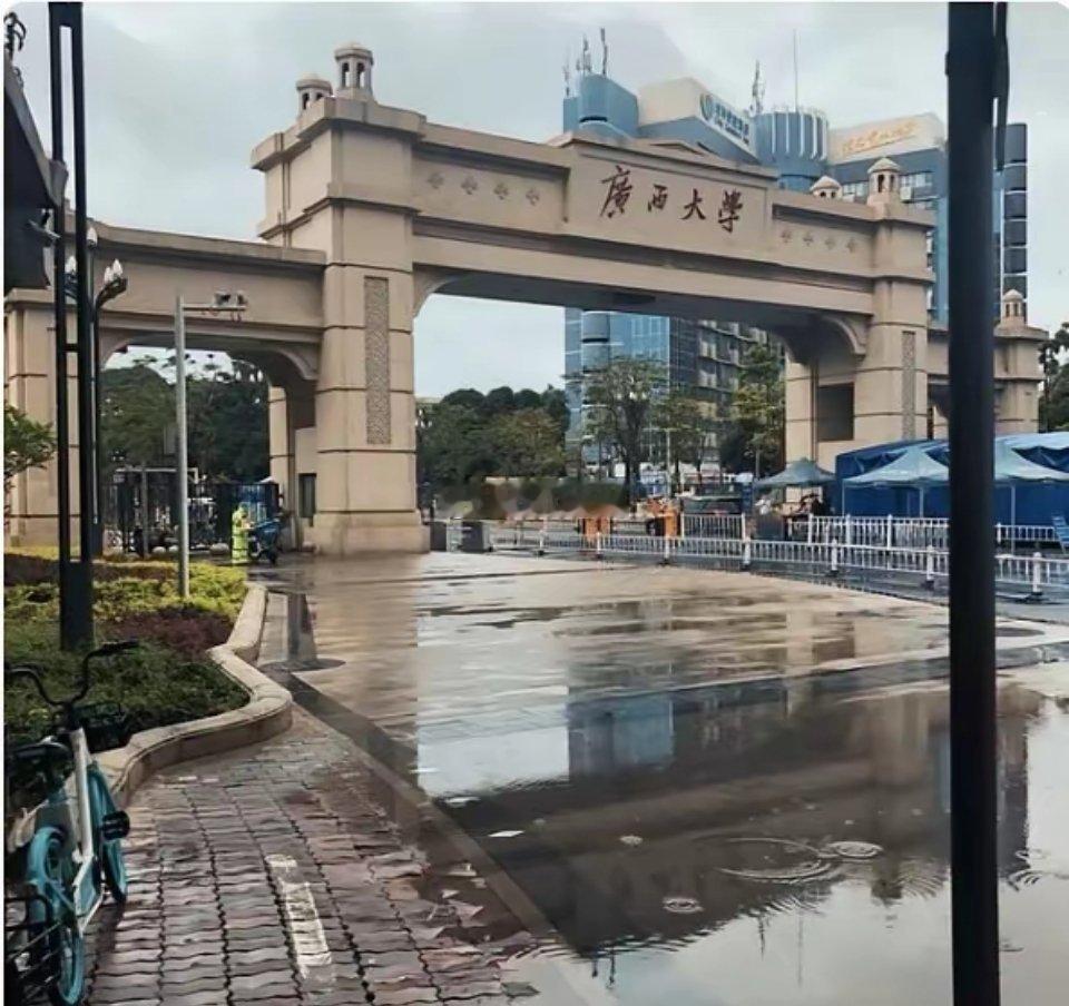 广西最好的8所大学级别配置：第一，广西大学（级别为正厅）第二，广西师范大学（
