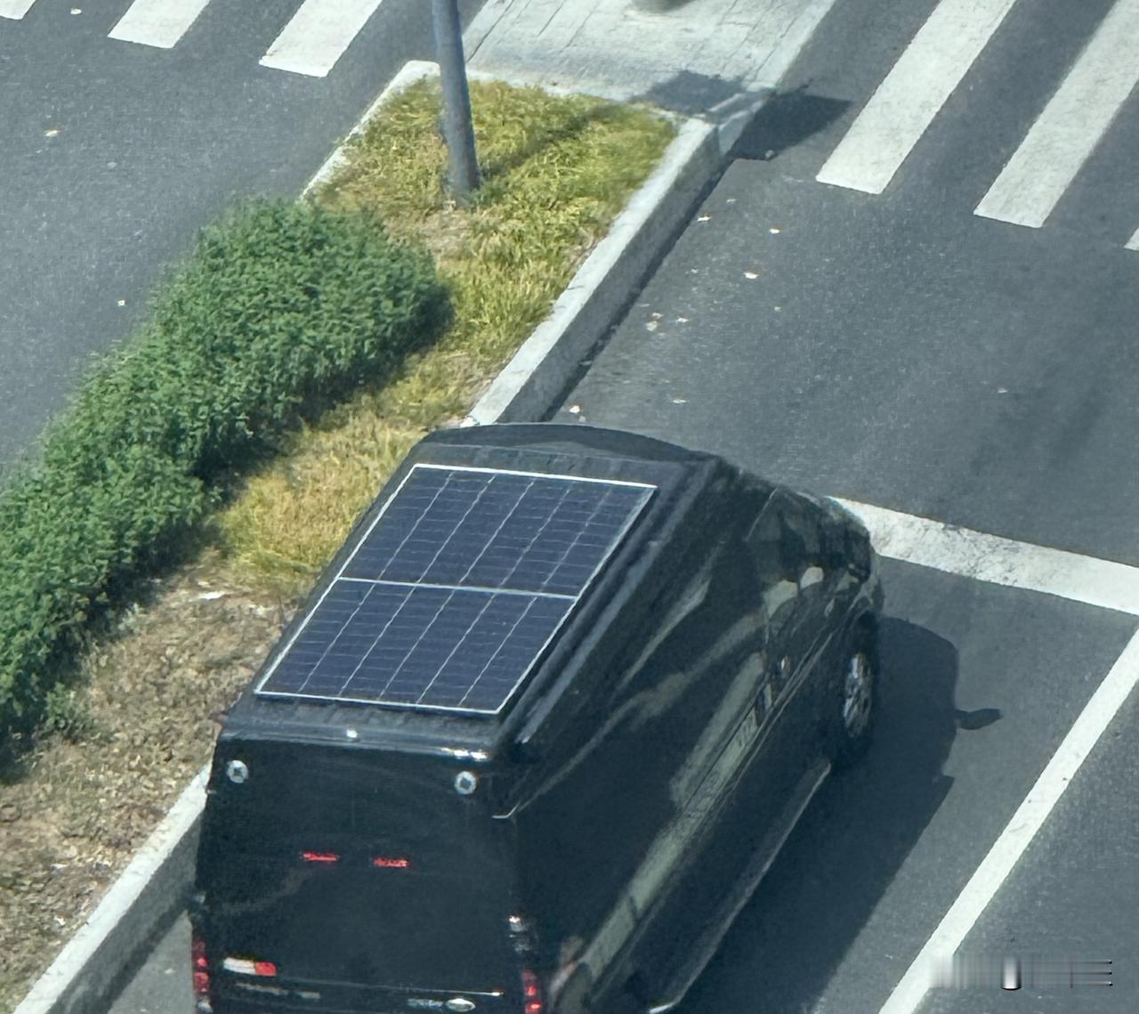 想要这个，太阳能车顶，偶遇一辆车，顶部竟然装了两块太阳能电池板！免费的边走边充
