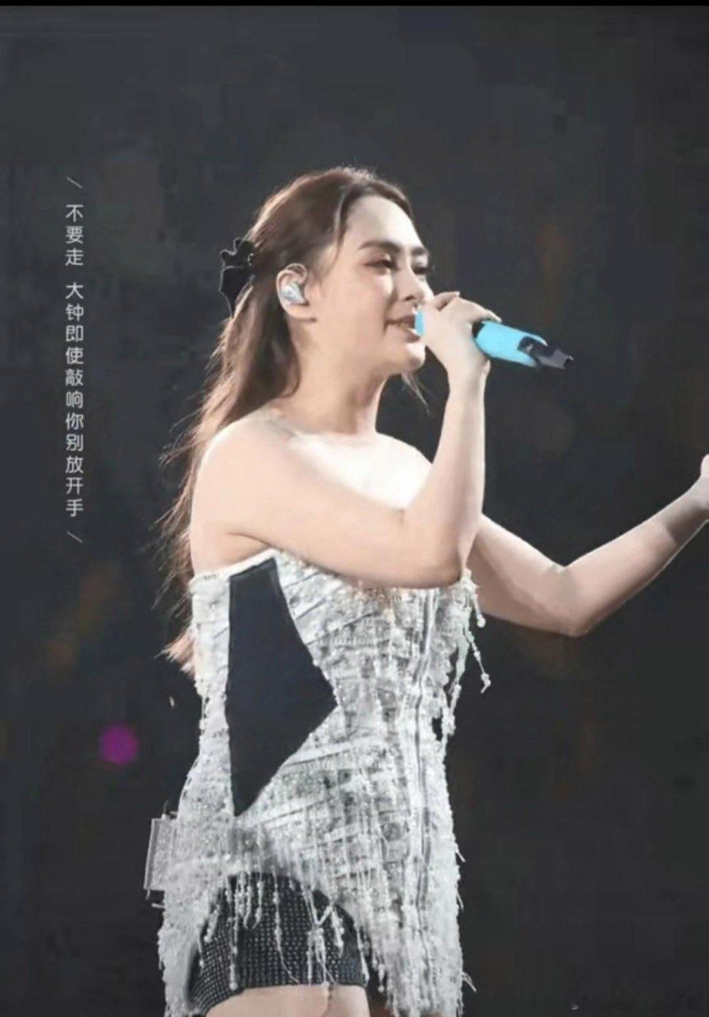 这世界上应该已经没有阿娇在乎的人了…演唱会上开唱的她，已经胖到认不出了！未婚未