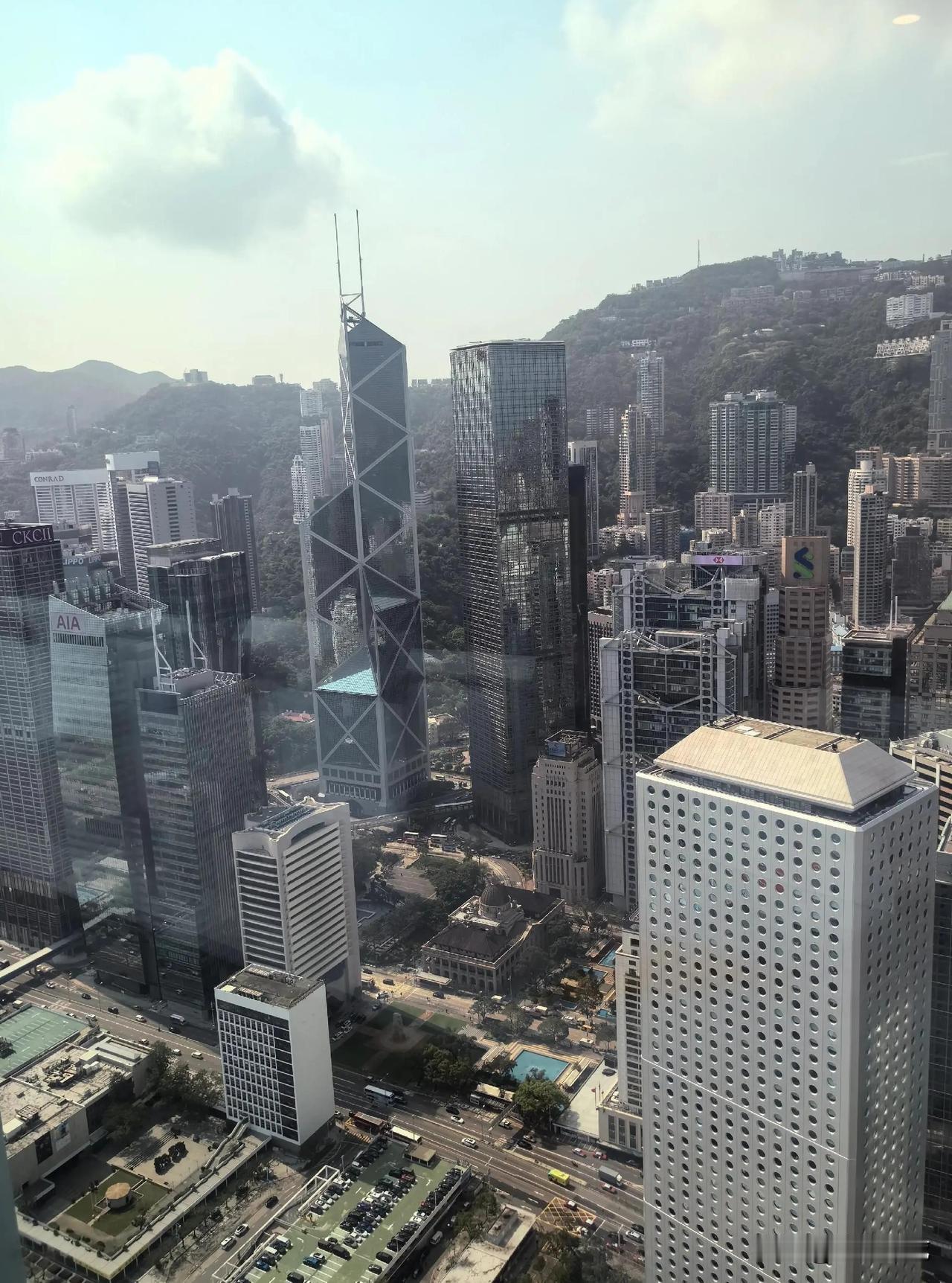 美国游客把上海夸爆了！上海城市很干净没有垃圾和流浪汉，城市现代化规模超越欧美任何