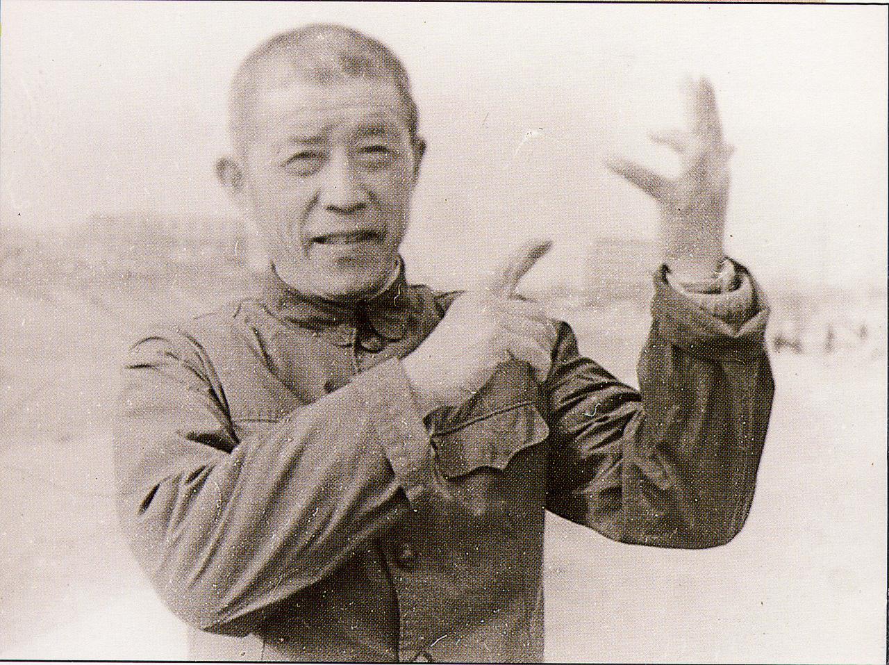 1937年南京煤炭港：幸存者陈德贵的生死时刻1937年12月，陈德贵躲在桥