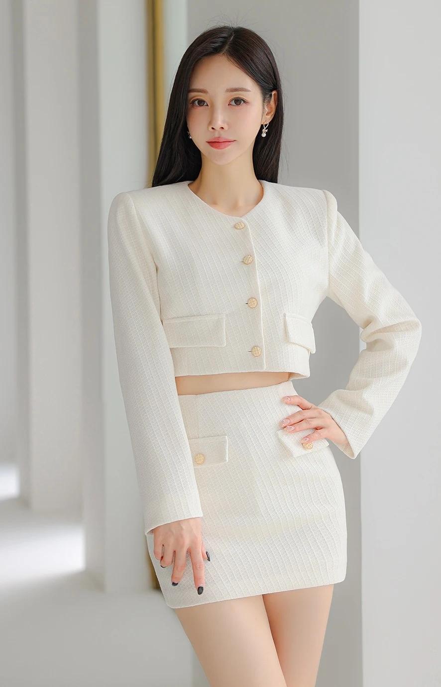 孙允珠身着米色针织套装的穿搭，堪称温柔与时尚的绝妙交融。那米白色的针织套装，仿佛