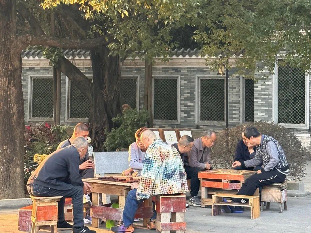 已经开始大范围反向养老了提起养老，大家默认的模式是老人留在老家，子女在外打