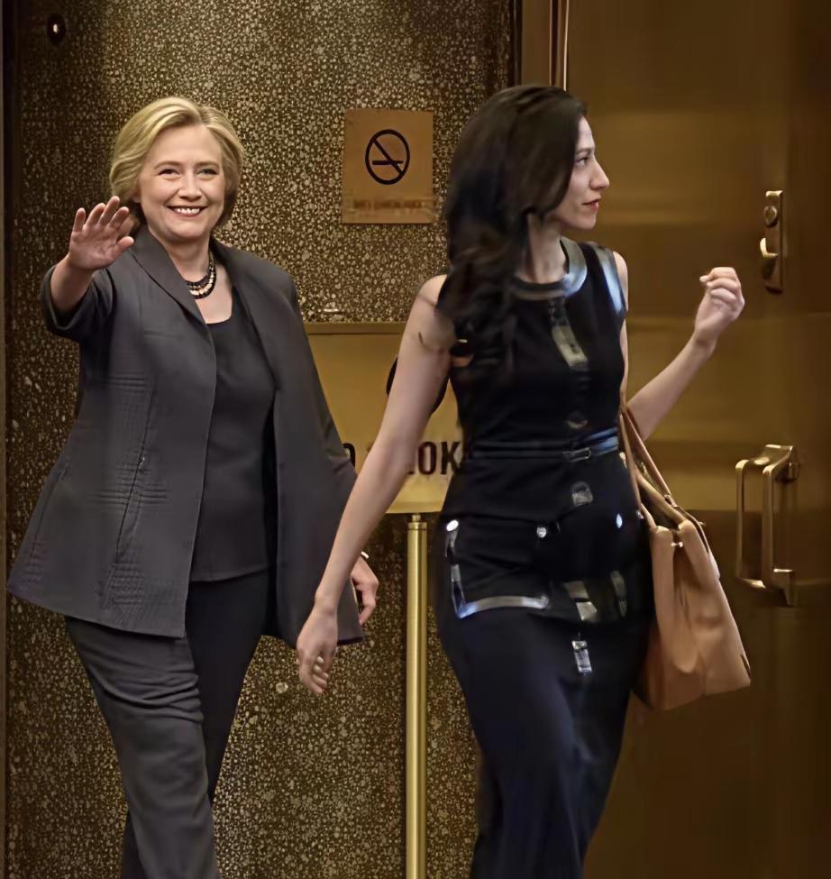 不愧是希拉里，助理都得选颜值高、气质佳的！希拉里就是有这底气，她的助理，那都得