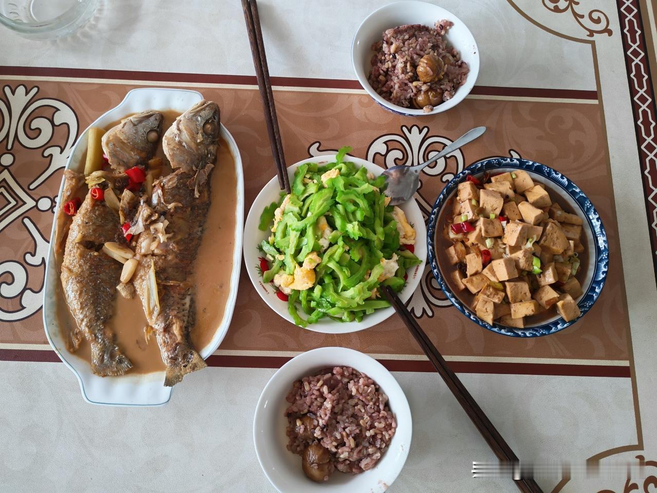 今日午餐。队友炒菜总也没有少炒的时候。每天中午炒的菜都吃不完，晚上热