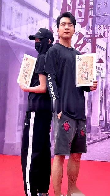 娱乐圈有把“活尺子”，叫关晓彤。谁的身高有水分，往她边上一站，瞬间就给你量个底