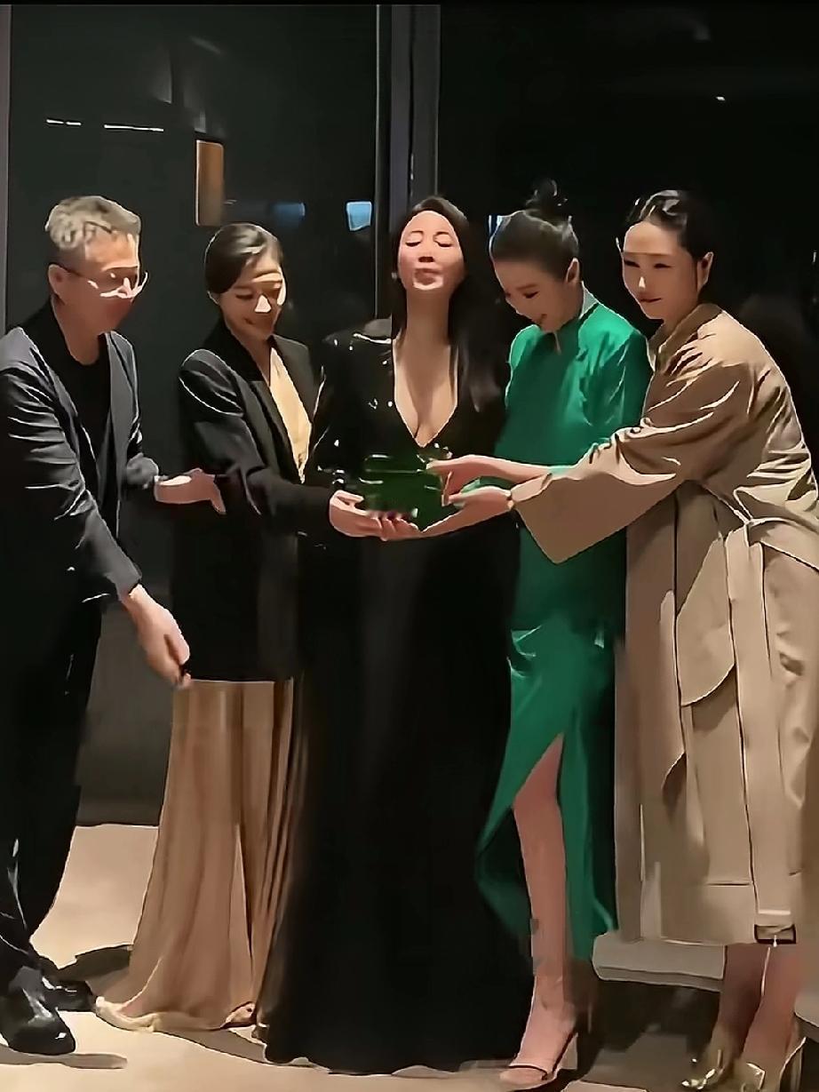 梅婷、殷桃、宋佳、白百何共同参加某品牌商举办的晚宴，在宴会上，4大美女的穿搭是一