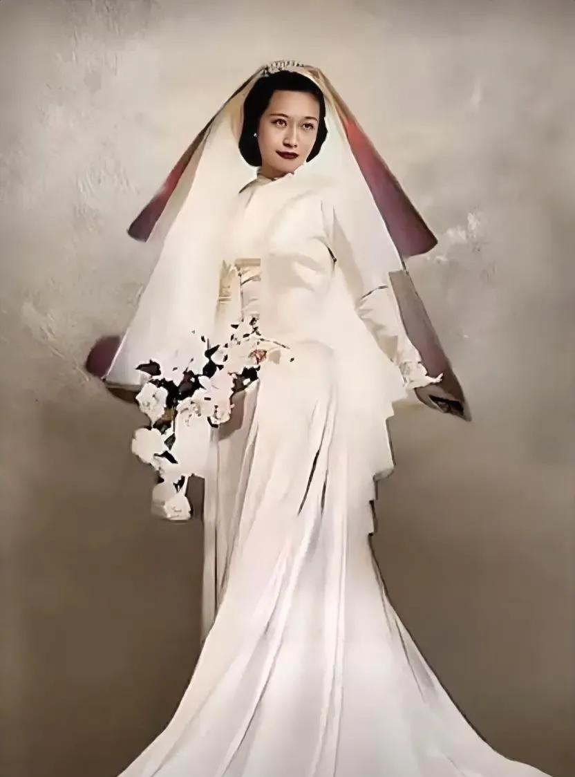 这是1950年，身穿白色婚纱的杜致礼在婚礼上留下的照片。