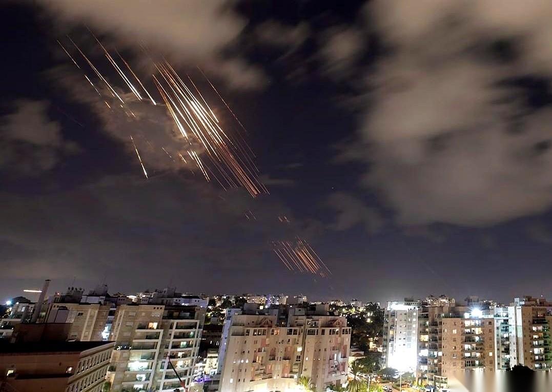 别在那儿分析什么战略大局了，说白了，现在的局势就是两个红了眼的人，互相死死掐着脖