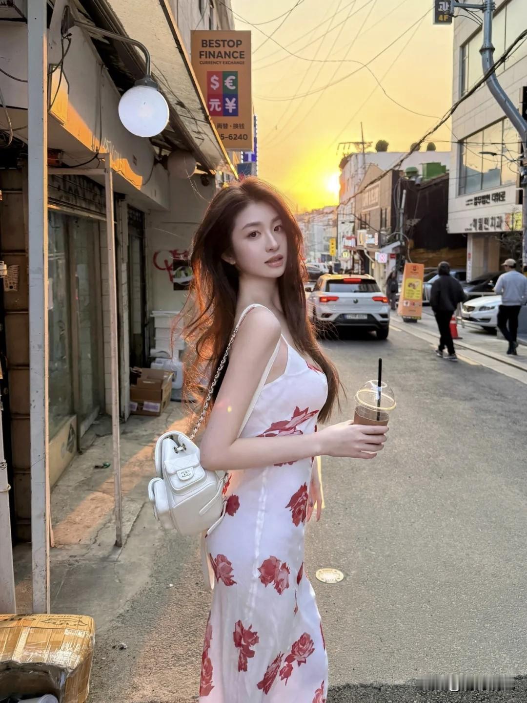 翻到去年旅行穿长裙的照片，发现一个真理：长裙真的是旅行拍照的“作弊神器”。不