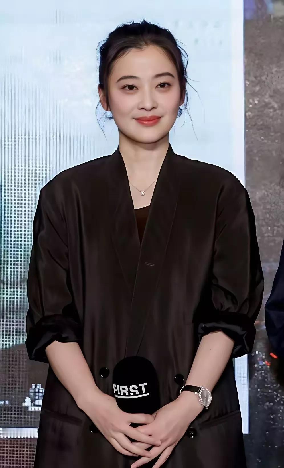 50岁梅婷带火的「西装+半身裙+高马尾」穿搭：高级减龄的气质公式梅婷