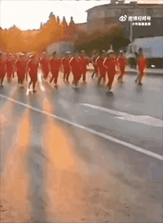 这是为民除害呀。一队暴走族排着整齐的队伍，昂首阔步走在机动车道，机动车都靠边行