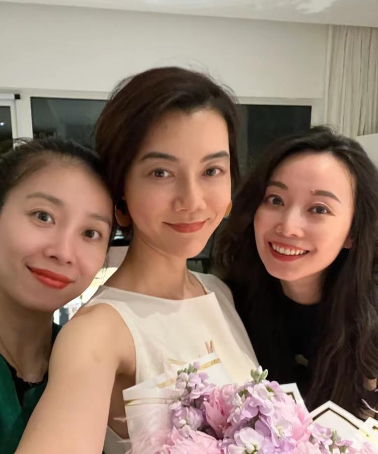 车晓在大别墅内庆生，她穿白裙拖鞋很瘦很仙，就是脸特别奇怪，不自然……不知道车晓