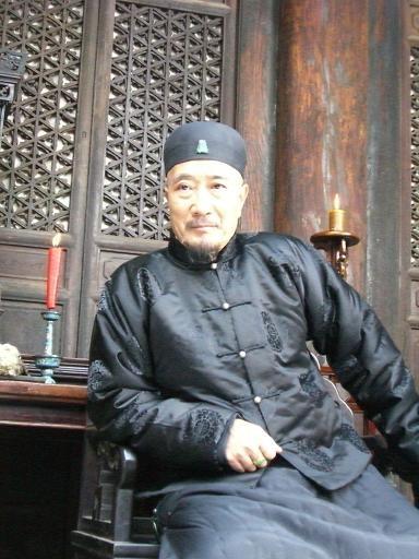 古代，一神医救了米店掌柜的孩子，掌柜回赠点心给他，他没舍得吃，给了乞丐，乞丐竟然