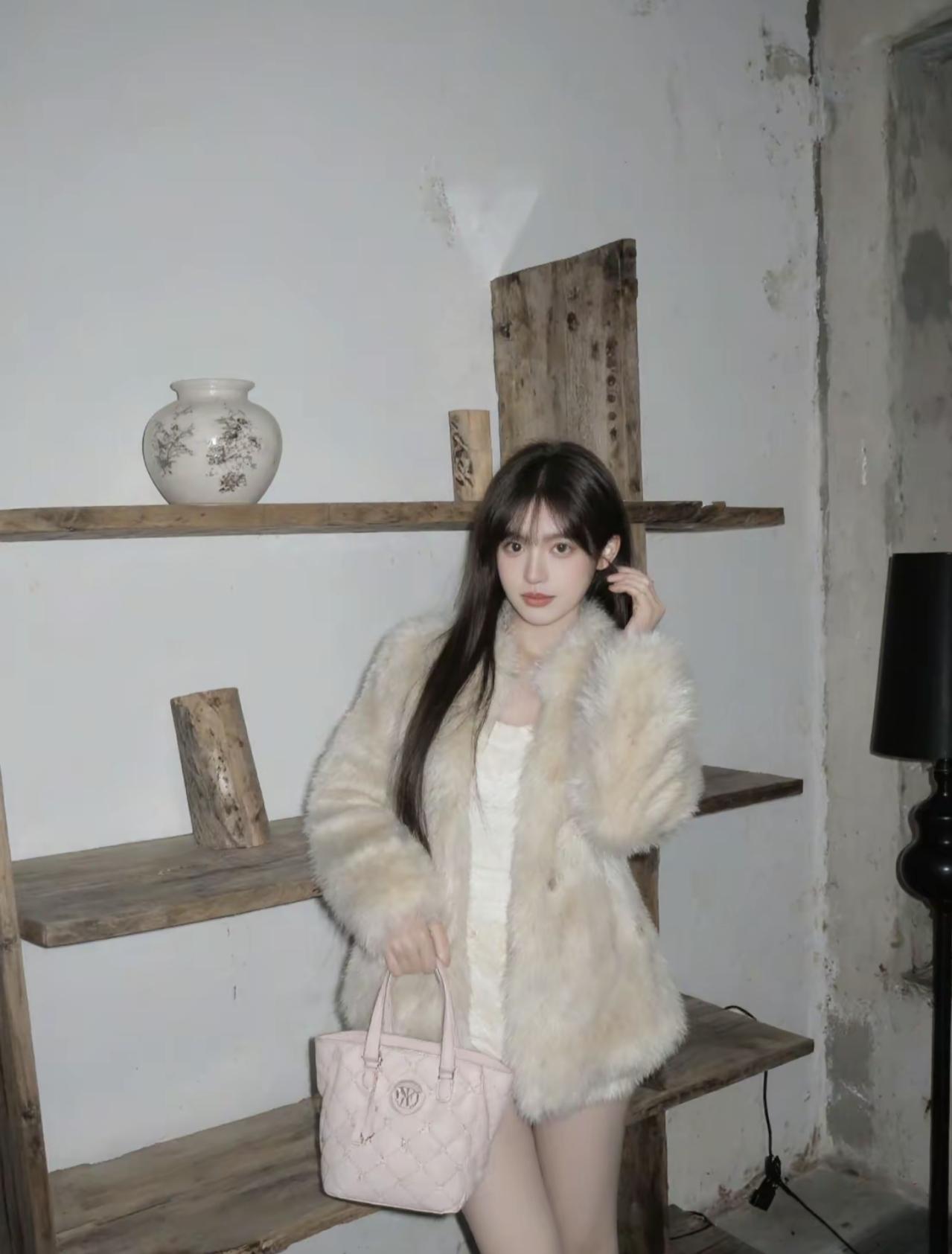 慵懒氛围感拉满的日常，毛绒外套和温柔的调调最配啦，在复古角落捕捉一份松弛感～