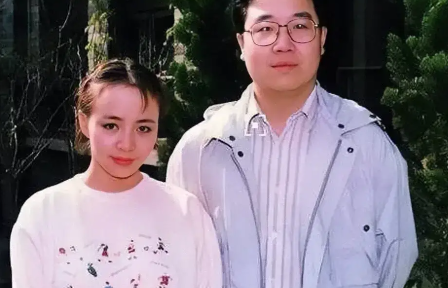 2003年，英达的父亲英若诚去世，孙子巴图想去参加爷爷葬礼，却被一口拒绝。英达说