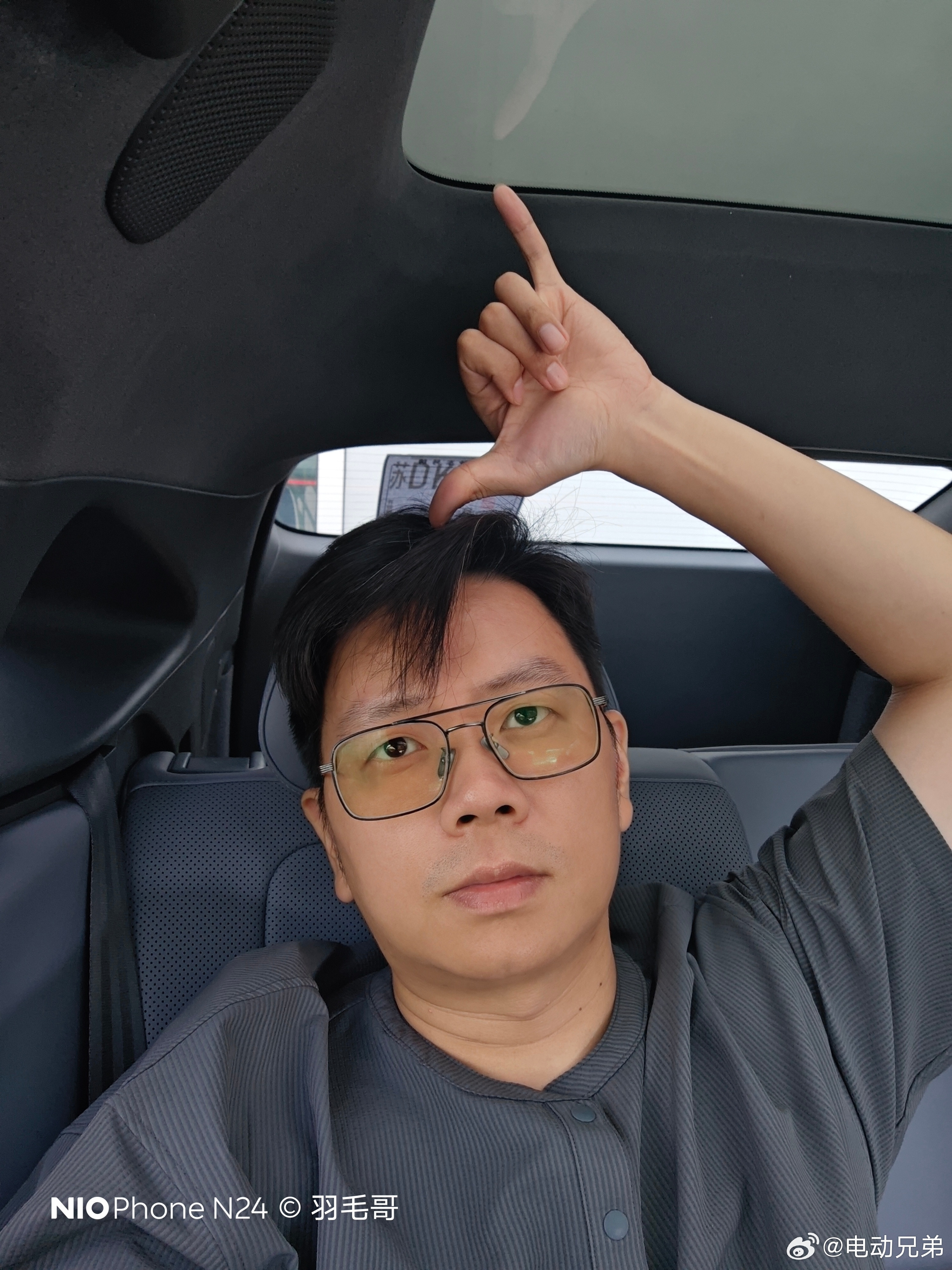 今天小鹏G7在上牌，我又坐在后座体验一下，G7这头部空间确实有点猛，刚好我一手6