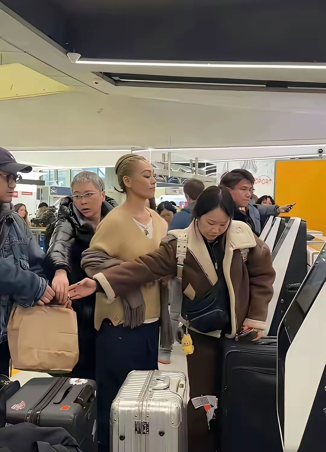 宁静也是太为难这个头发了，都短成这样了，还扎个小辫儿！姐也是越老越叛逆
