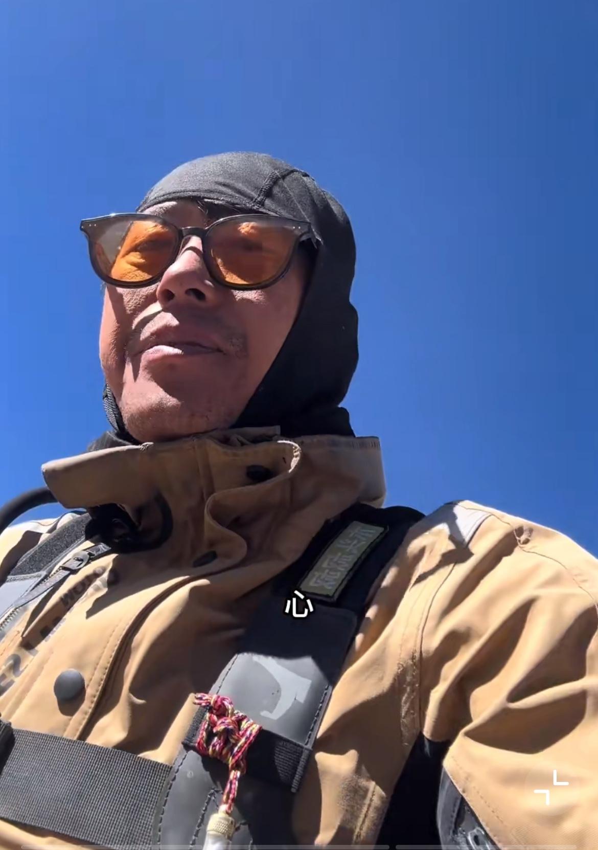 一中年仙男吐槽,和一妙龄女子骑行无人区,吃完喝完抹抹嘴跑了。女子看到视频,气愤不