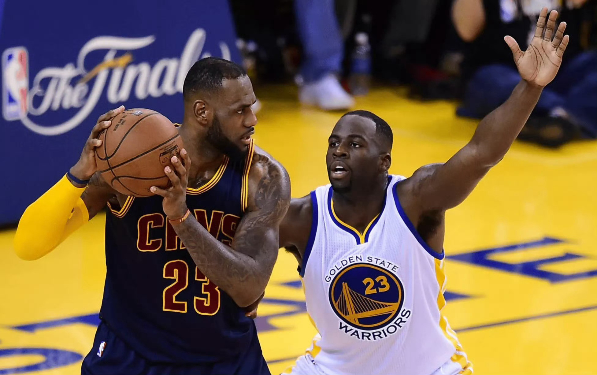 骑士克利夫兰骑士詹姆斯当年总决赛G4，格林在场上对勒布朗-詹姆斯使用了带有强烈