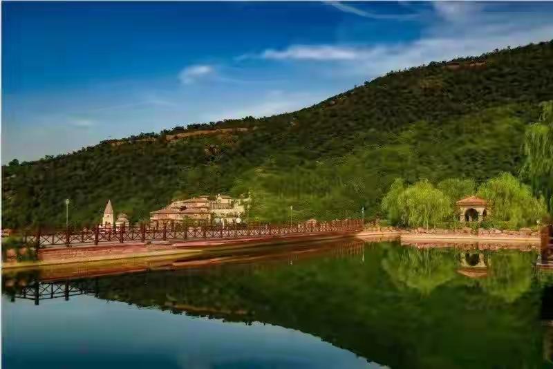 退休回到家，踫到大队书记拴住！我赶忙递根烟过去！他接过烟看了看，靠，啥时候回来了