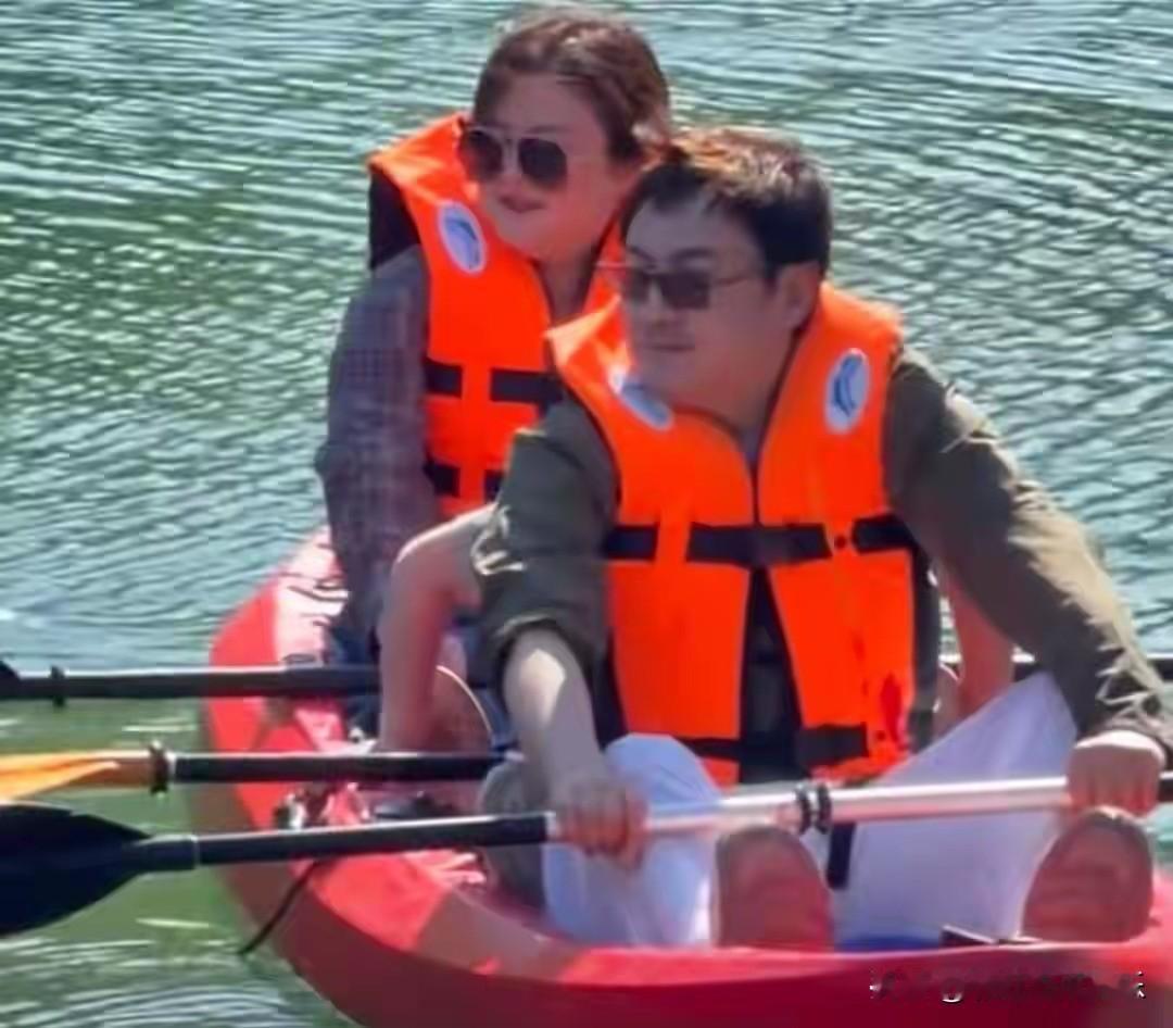 沈腾带妻儿去江苏常州某度假村旅游，一家三口划船很开心。没想到王琦又胖出新高度