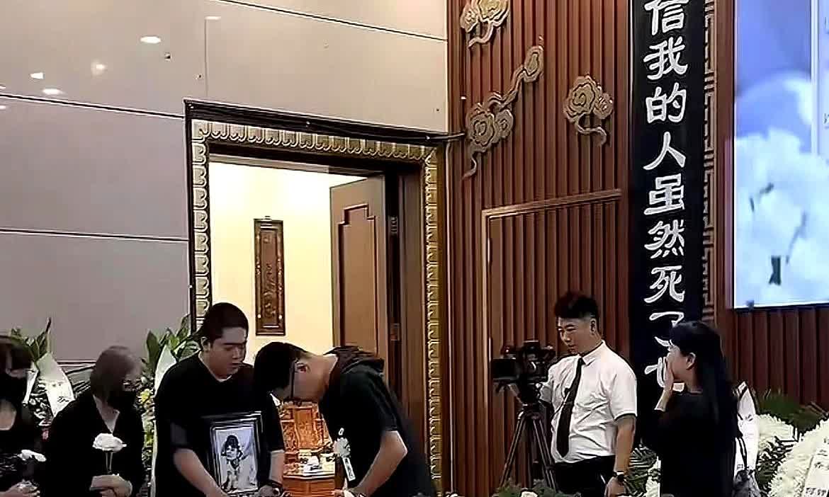 葬礼上没有婴儿，千百惠的孙子缺席，高陆湾抱着遗像，亲人在道谢，镜头扫过，没有那张