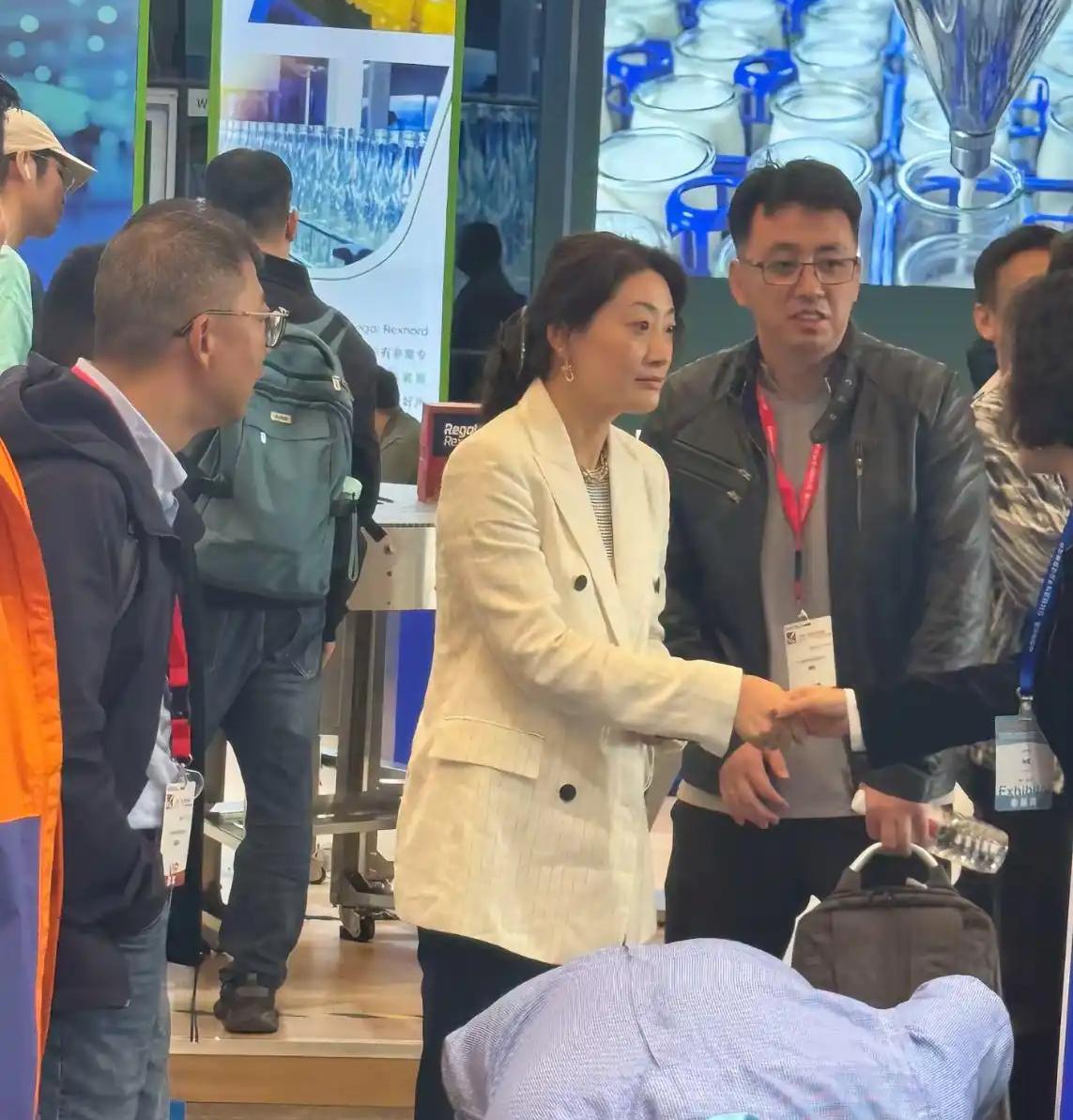 21亿信托官司的判决，成了压垮宗馥莉的最后一根稻草，她终究是咽不下这口气。 