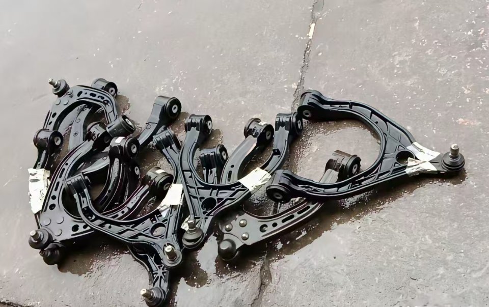 这是特斯拉Model3的上摆臂工程塑料大规模应用于汽车构造这已是不争的事实不要