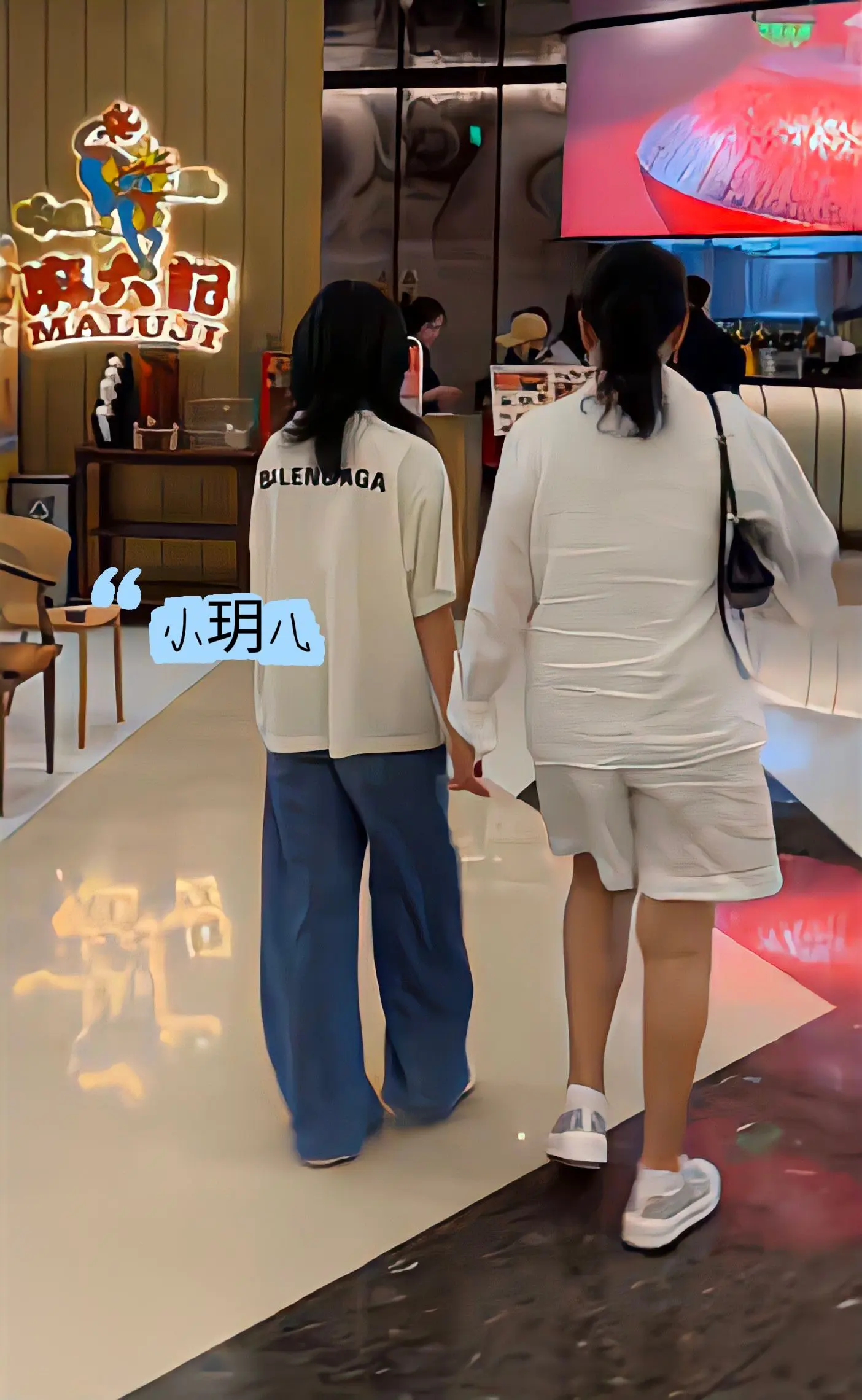 小玥儿跟奶奶去自家店里吃饭。小玥儿跟奶奶去自家店吃酸辣粉，玥儿个头好高...