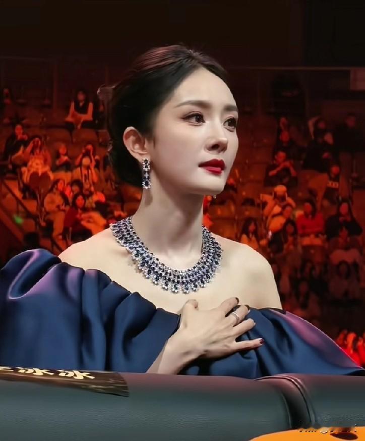 杨幂，一位出生于背景的女孩，从小就是没人胚子，长的真的很漂亮，天生丽质，和刘恺威