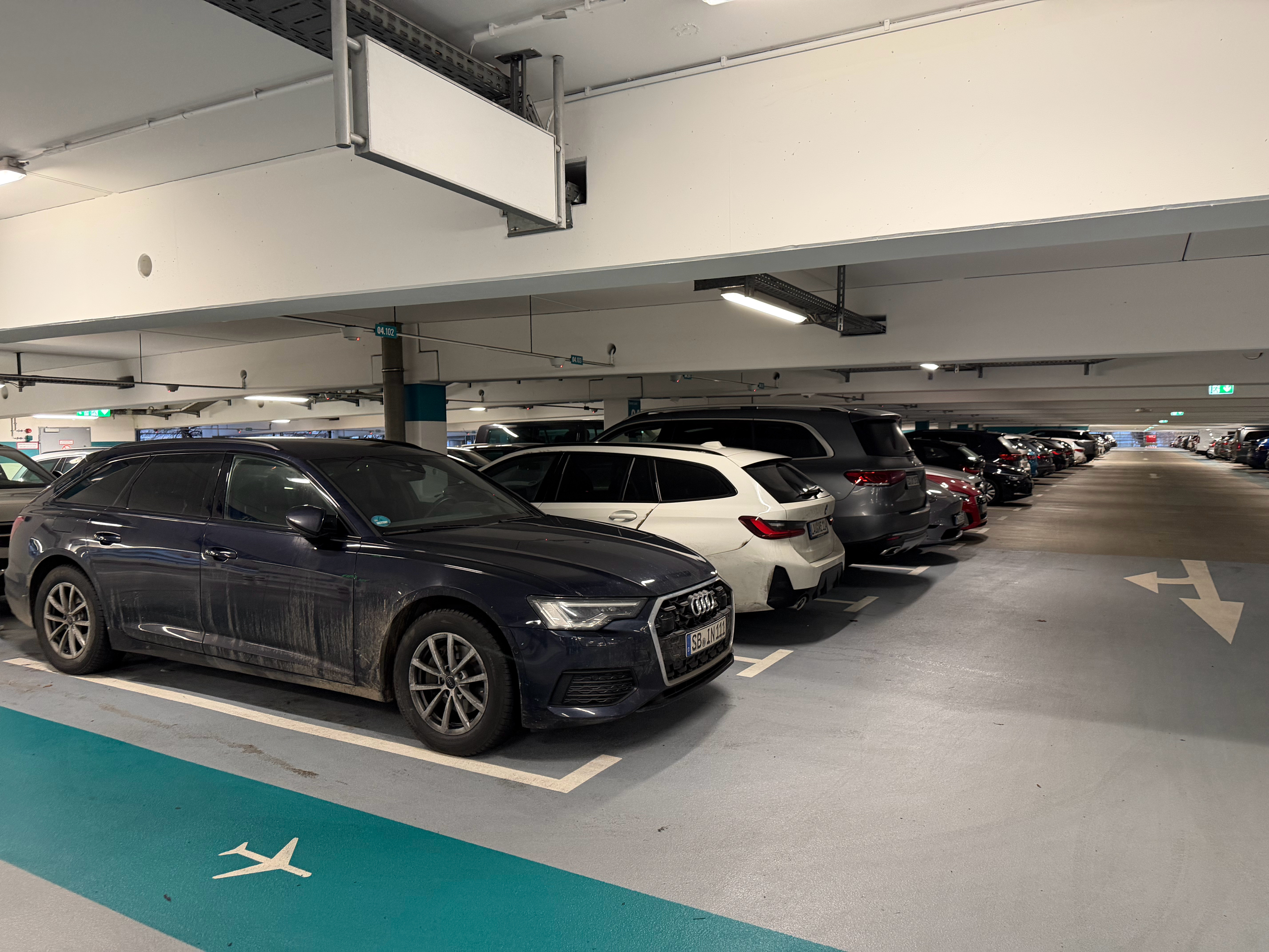 慕尼黑机场如我所料，停车场里BMW浓度极高，而且旅行车的占比也很高，果然是BMW