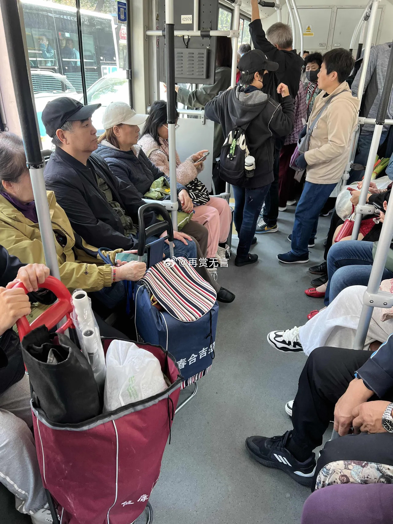 现在的老年人，都不舍得花钱坐地铁吗？