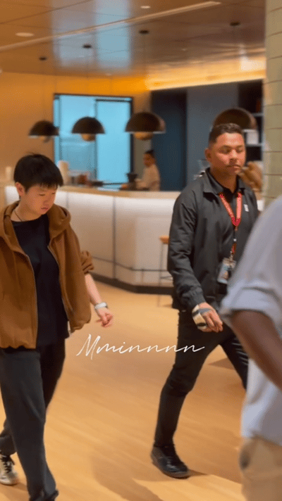 3.2日一早，孙颖莎在酒店出发，准备回京，这身打扮，颜色很贵气。新加坡大满贯