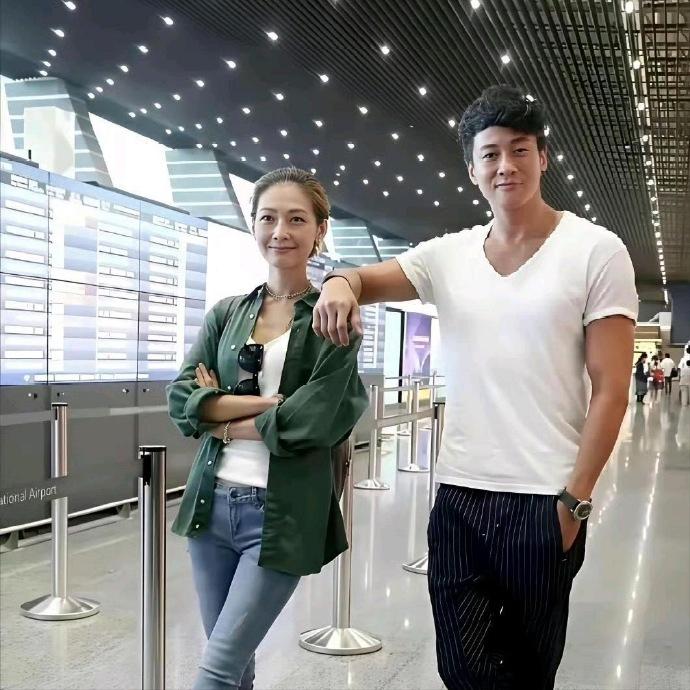 何润东找的老婆老漂亮了！何润东的老婆林姵希颜值和气质都很出众，两人站一起非常养眼