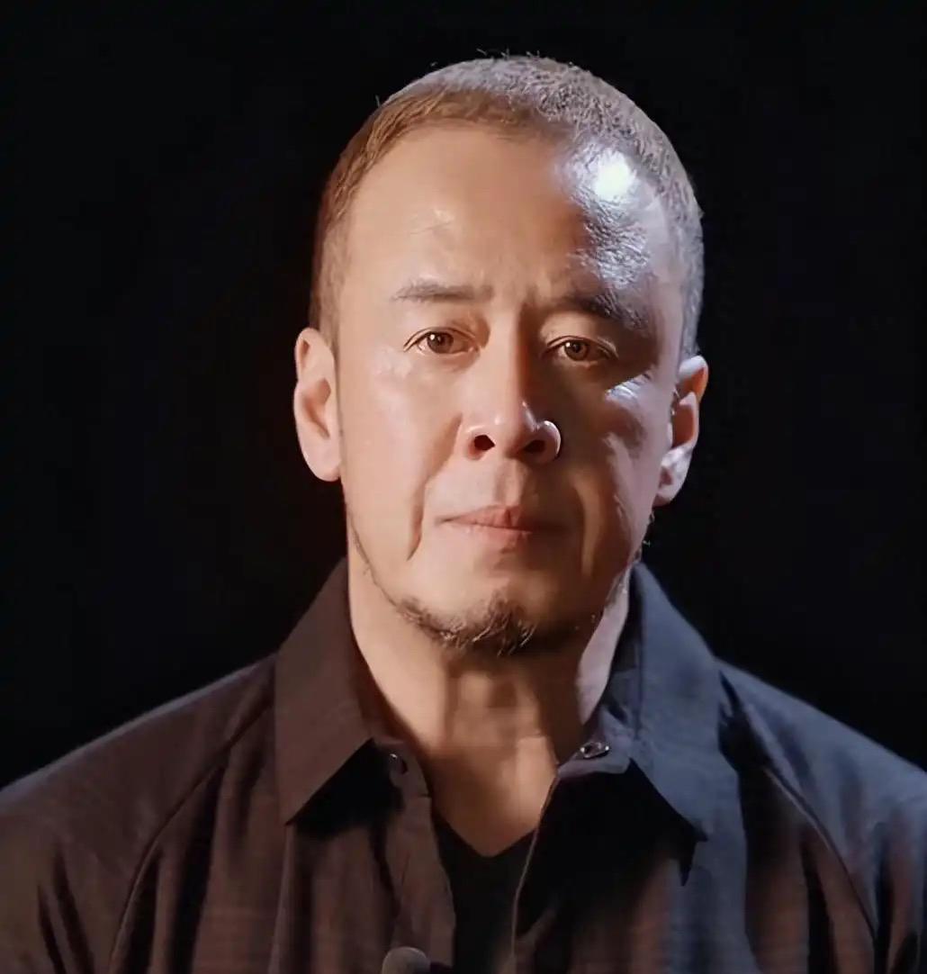杨坤54岁了，该做的一样没做，没结婚，没生孩子，没当爹，长久以来很少稳定公开