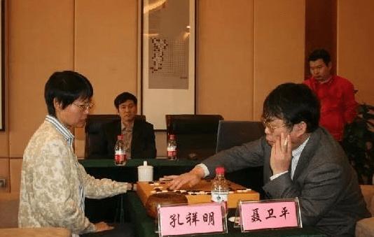 1990年，当时已婚的棋圣聂卫平教王刚的妹妹下围棋，王静突然说：“聂哥哥，我怀孕