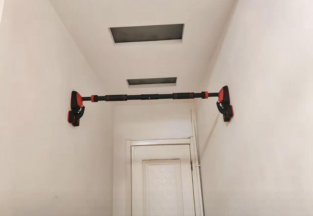 我们家那个免打孔单杠，买回来一个月，没一个人真正拉上去过。老公试了三次就喘得