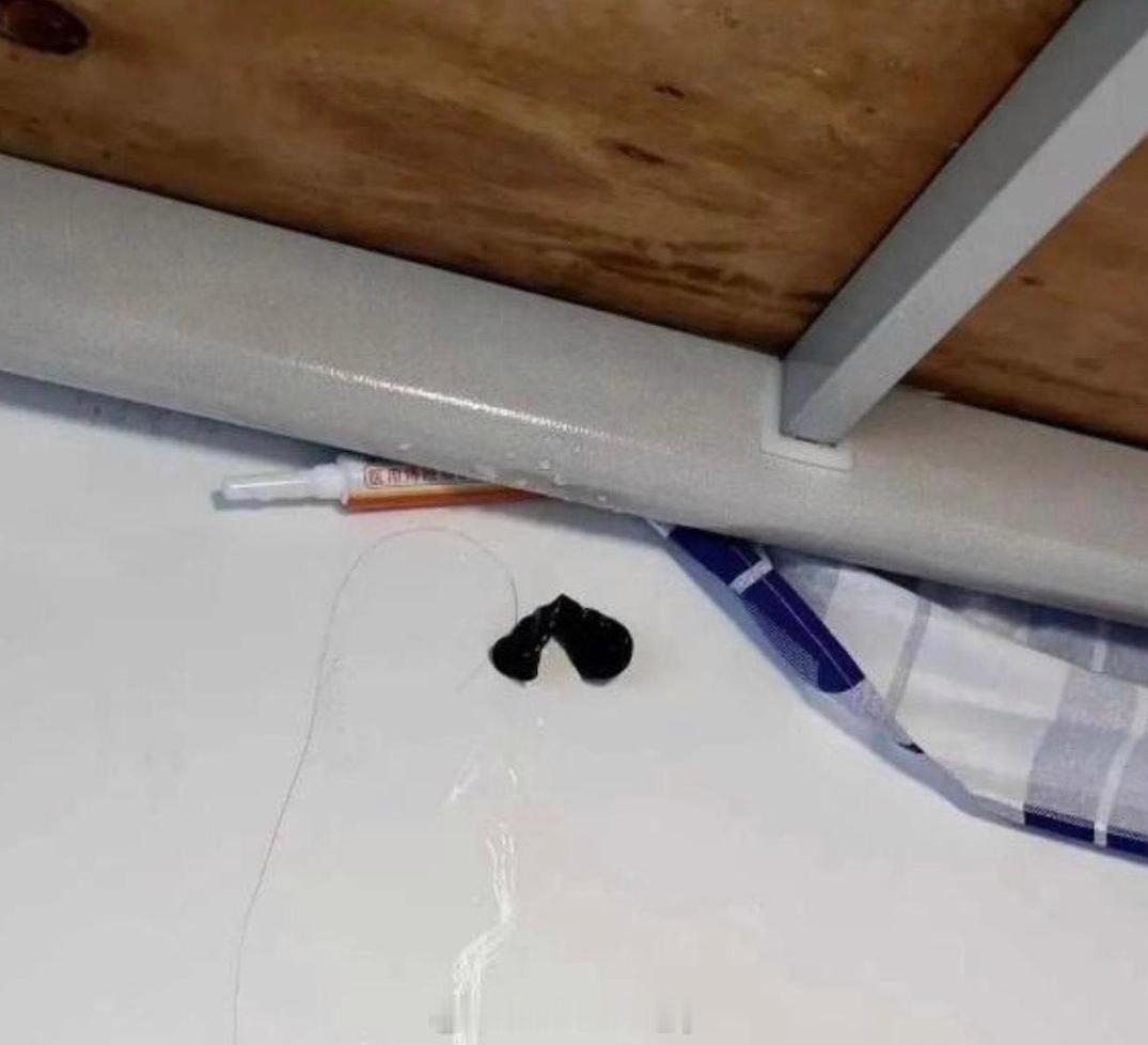 室友床上掉下来的，我要提醒他吗？