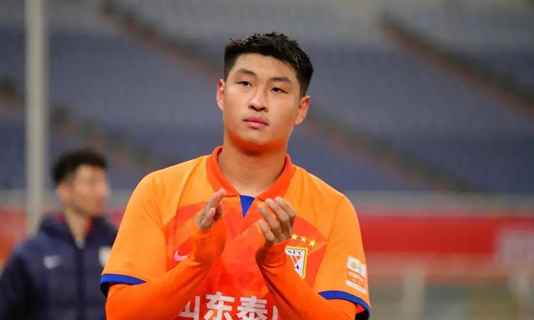 郭田雨，25岁，退役了。这个名字，中国球迷曾经挺期待。山东泰山出来的，大高