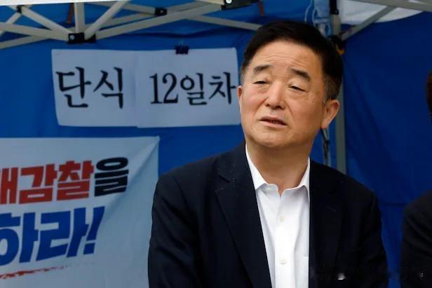 12日，韩国共同民主党最高委员姜得求针对党首郑清来表态暗讽：“国民与党员永存，党
