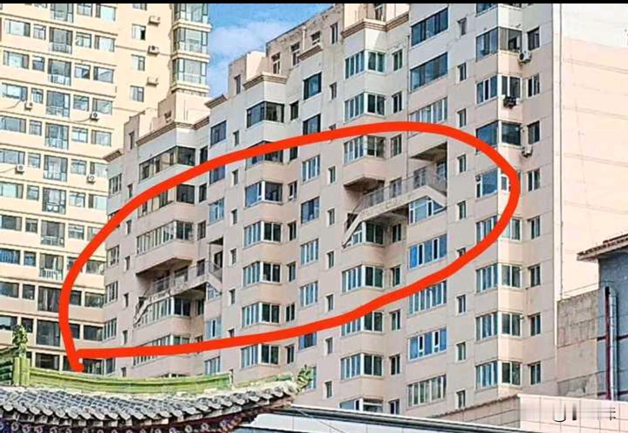 有没有懂的来看看这个建筑为啥还要修两个过道啊？