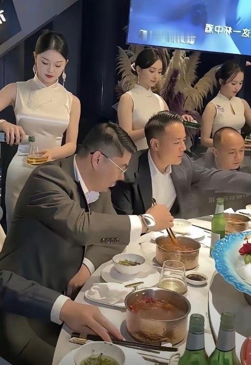 这才是真正的有钱人，饭局很讲究。