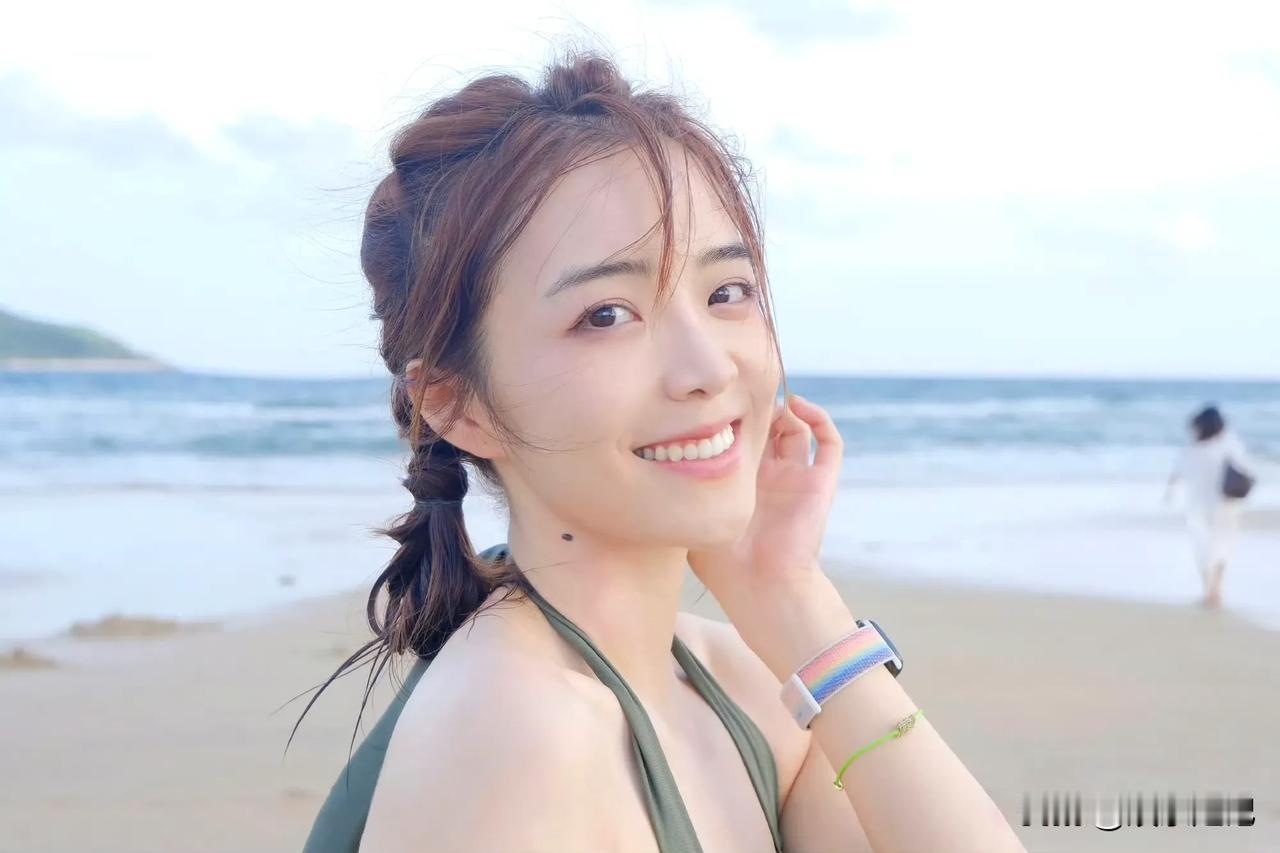 余霜海边比基尼​